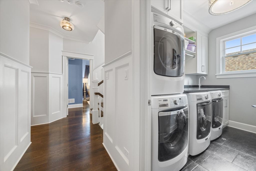 Image 23 of property listing at 211 S Monroe Street, Hinsdale, IL 60521