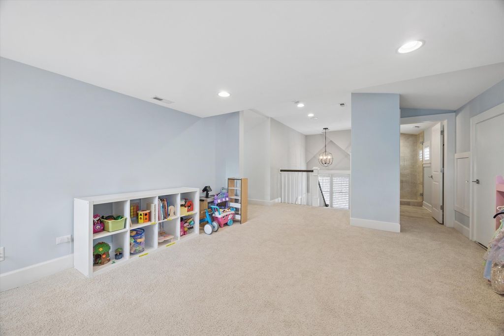 Image 24 of property listing at 211 S Monroe Street, Hinsdale, IL 60521