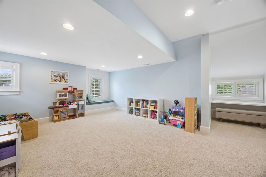 Image 25 of property listing at 211 S Monroe Street, Hinsdale, IL 60521