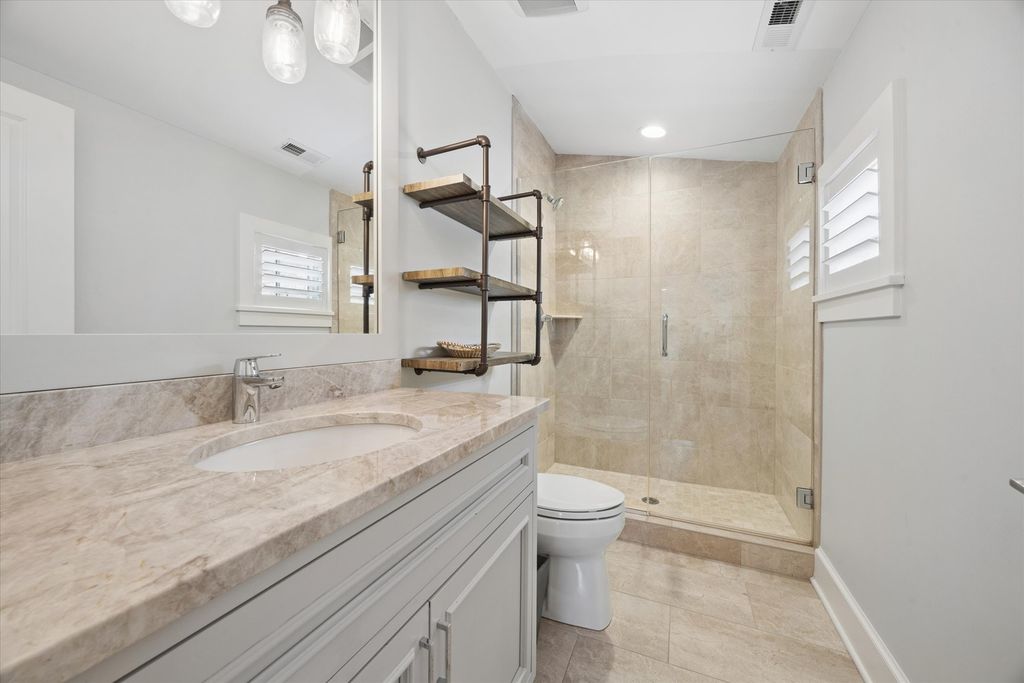 Image 26 of property listing at 211 S Monroe Street, Hinsdale, IL 60521