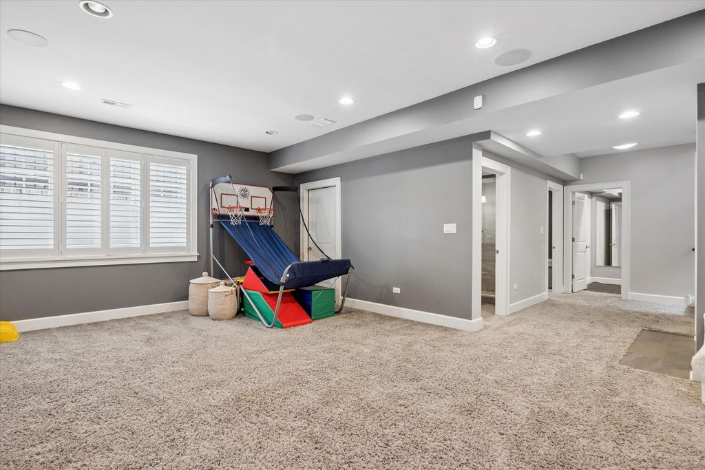 Image 27 of property listing at 211 S Monroe Street, Hinsdale, IL 60521