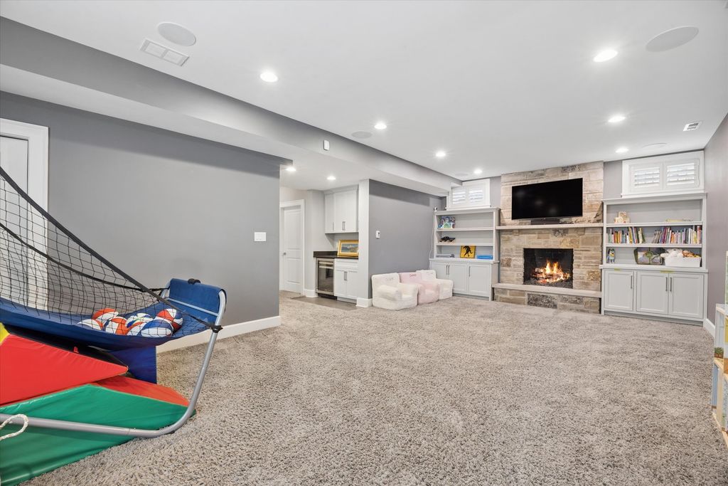 Image 28 of property listing at 211 S Monroe Street, Hinsdale, IL 60521