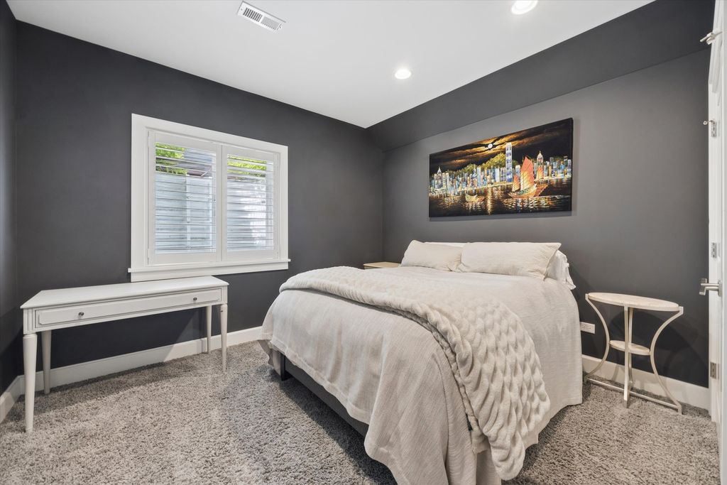 Image 29 of property listing at 211 S Monroe Street, Hinsdale, IL 60521