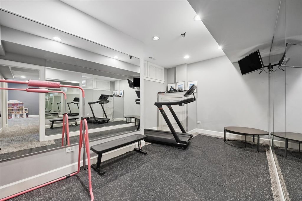 Image 31 of property listing at 211 S Monroe Street, Hinsdale, IL 60521