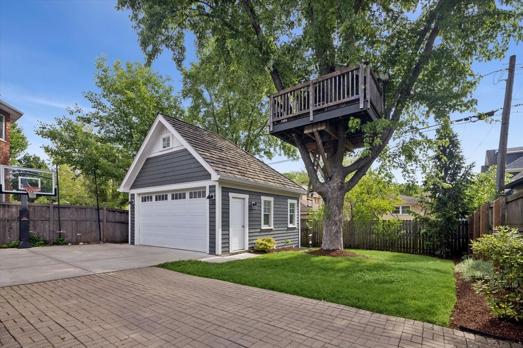 Image 32 of property listing at 211 S Monroe Street, Hinsdale, IL 60521