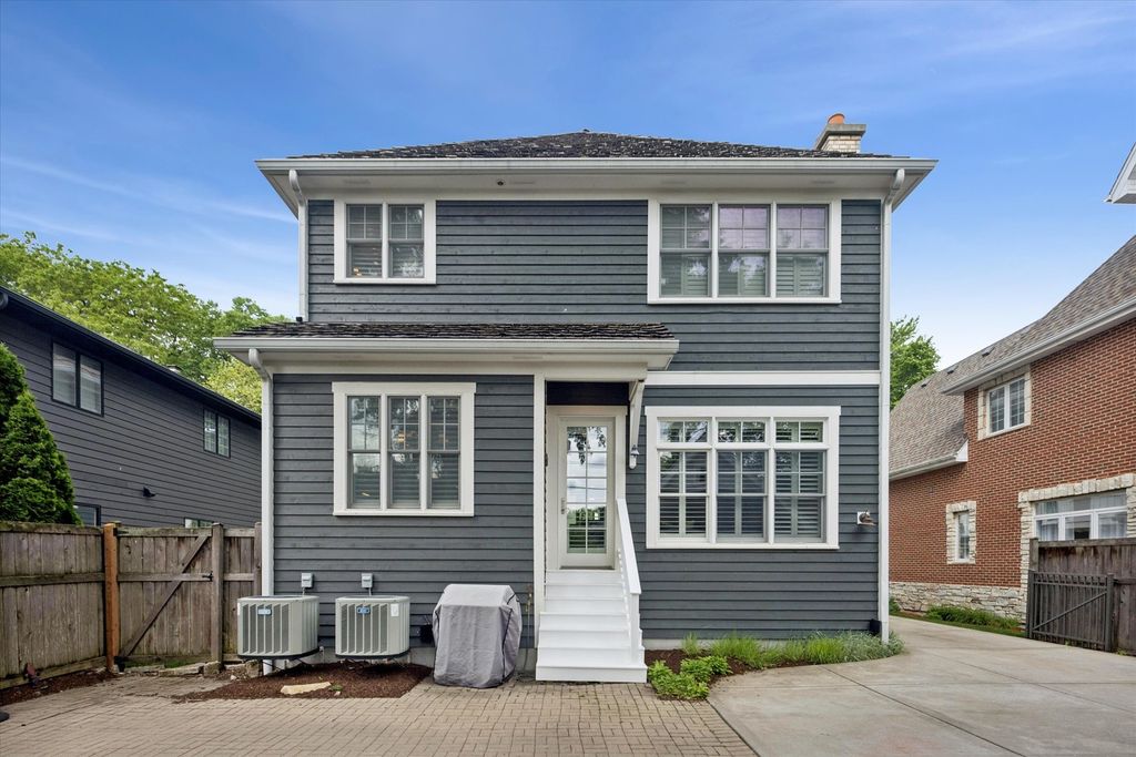 Image 33 of property listing at 211 S Monroe Street, Hinsdale, IL 60521