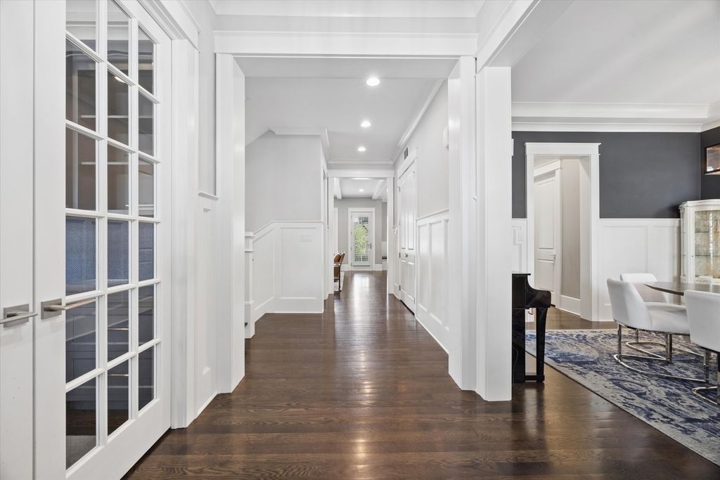 Image 5 of property listing at 211 S Monroe Street, Hinsdale, IL 60521