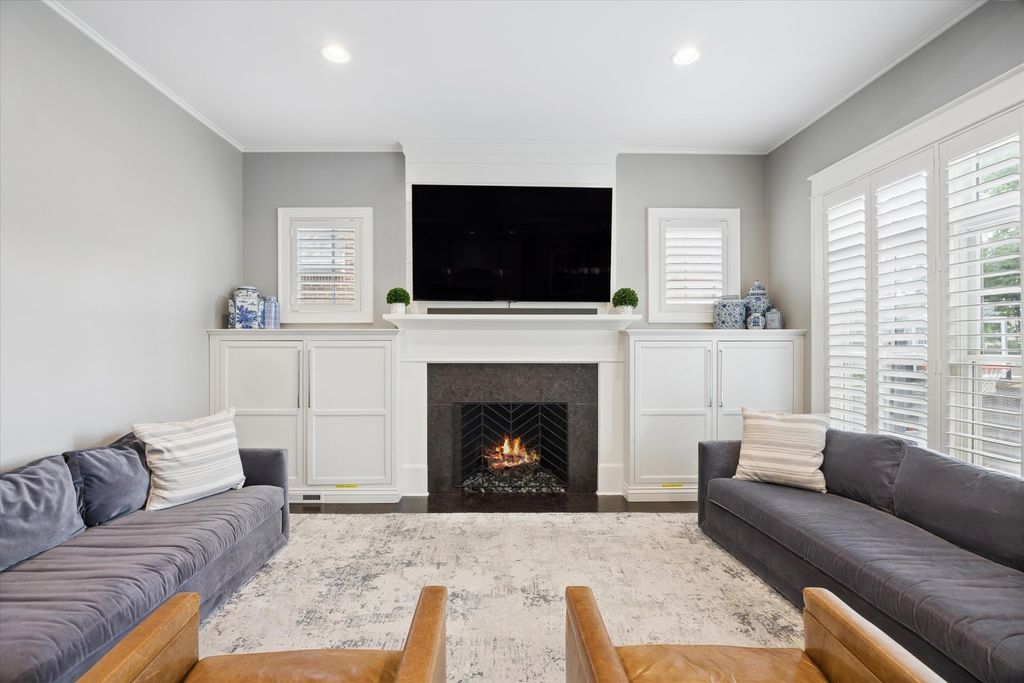 Image 7 of property listing at 211 S Monroe Street, Hinsdale, IL 60521