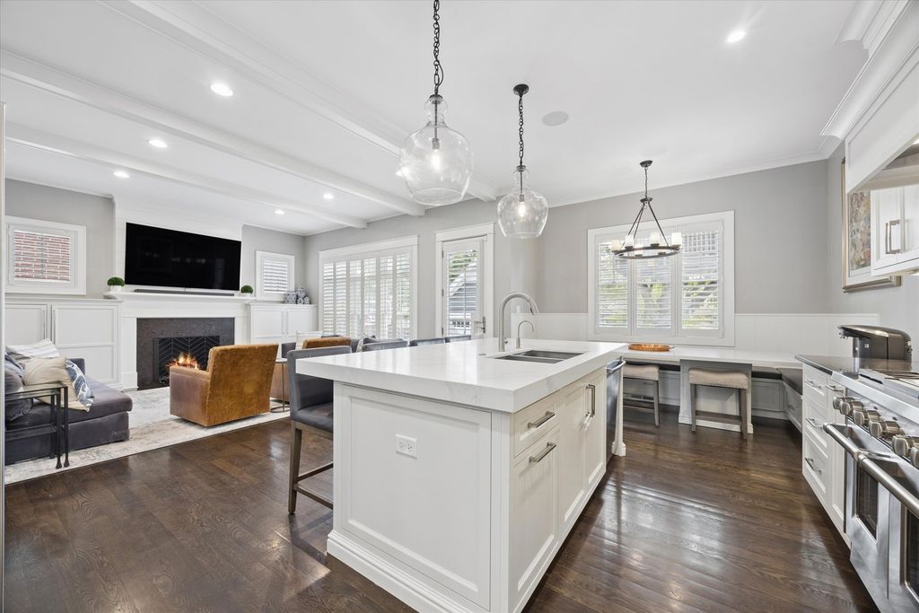 Image 8 of property listing at 211 S Monroe Street, Hinsdale, IL 60521