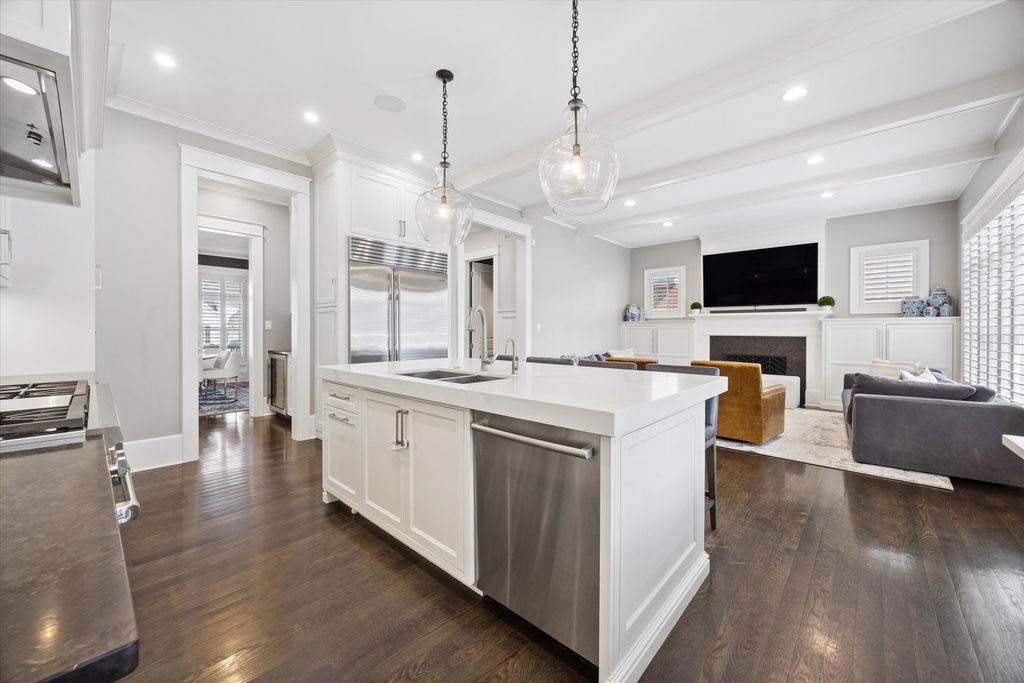 Image 10 of property listing at 211 S Monroe Street, Hinsdale, IL 60521