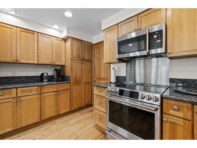31 GREENRIDGE Ct, Lake Oswego, OR 97035