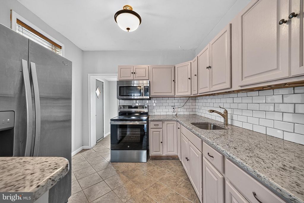 5237 SYLVESTER ST, Philadelphia, PA 19124