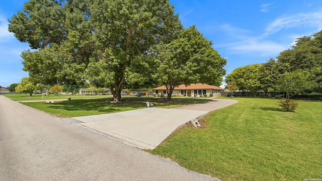 108 Woodlake Dr, Mcqueeney, TX 78123
