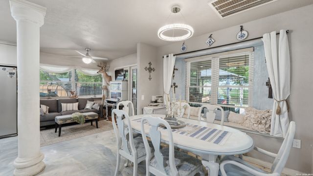 108 Woodlake Dr, Mcqueeney, TX 78123