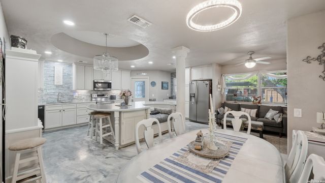 108 Woodlake Dr, Mcqueeney, TX 78123
