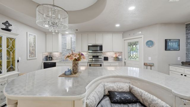 108 Woodlake Dr, Mcqueeney, TX 78123