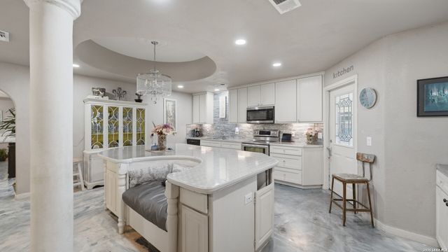 108 Woodlake Dr, Mcqueeney, TX 78123