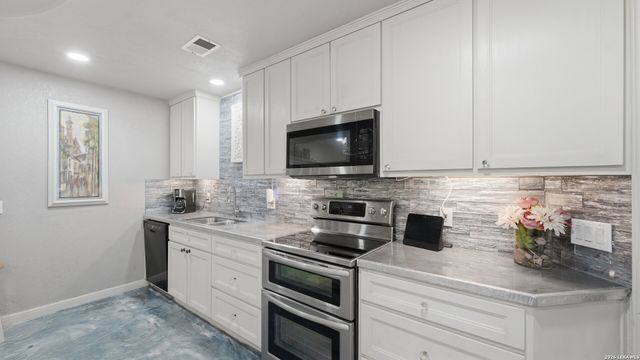 108 Woodlake Dr, Mcqueeney, TX 78123
