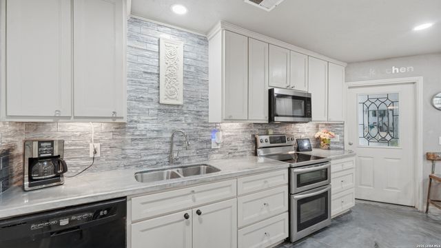 108 Woodlake Dr, Mcqueeney, TX 78123