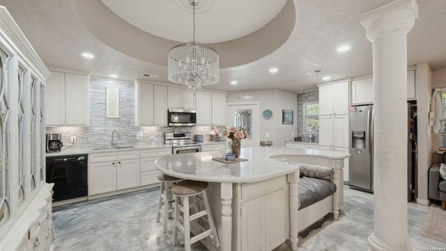 108 Woodlake Dr, Mcqueeney, TX 78123