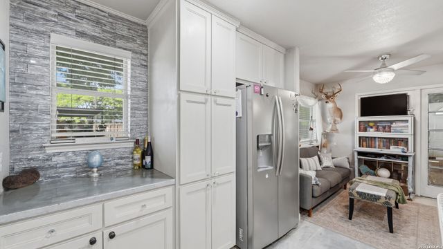 108 Woodlake Dr, Mcqueeney, TX 78123