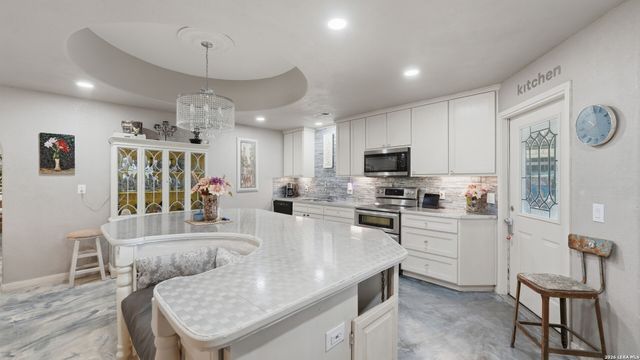 108 Woodlake Dr, Mcqueeney, TX 78123