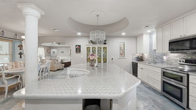 108 Woodlake Dr, Mcqueeney, TX 78123