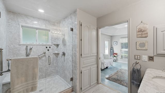 108 Woodlake Dr, Mcqueeney, TX 78123