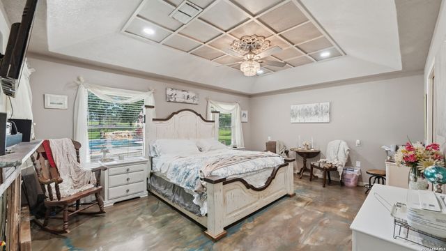 108 Woodlake Dr, Mcqueeney, TX 78123