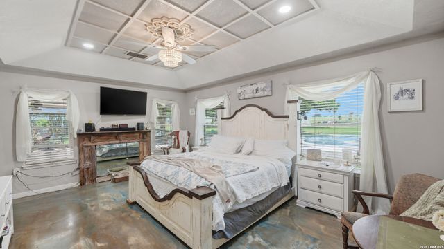 108 Woodlake Dr, Mcqueeney, TX 78123