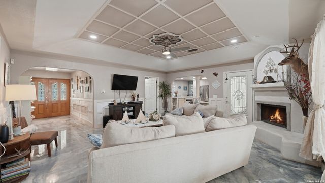 108 Woodlake Dr, Mcqueeney, TX 78123