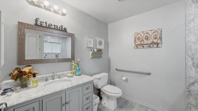 108 Woodlake Dr, Mcqueeney, TX 78123