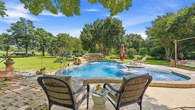 108 Woodlake Dr, Mcqueeney, TX 78123