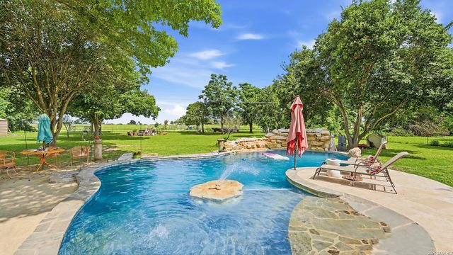 108 Woodlake Dr, Mcqueeney, TX 78123
