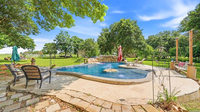108 Woodlake Dr, Mcqueeney, TX 78123