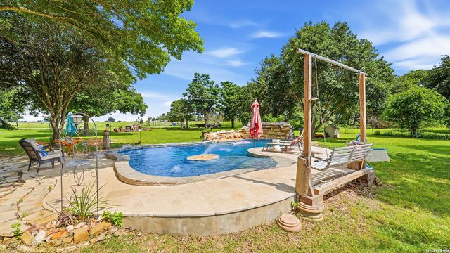 108 Woodlake Dr, Mcqueeney, TX 78123