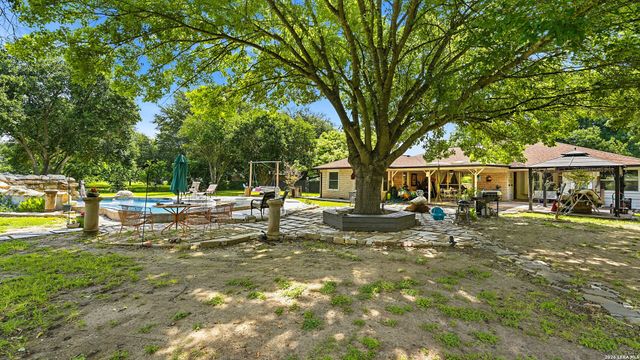 108 Woodlake Dr, Mcqueeney, TX 78123