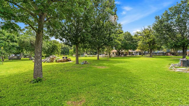 108 Woodlake Dr, Mcqueeney, TX 78123