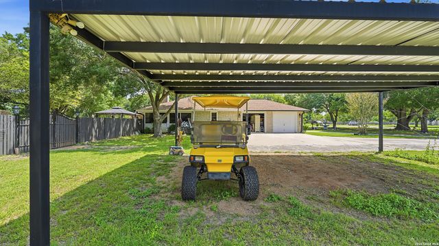 108 Woodlake Dr, Mcqueeney, TX 78123