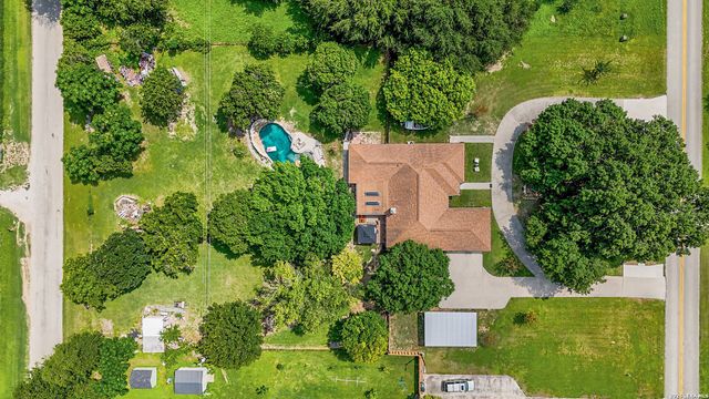 108 Woodlake Dr, Mcqueeney, TX 78123