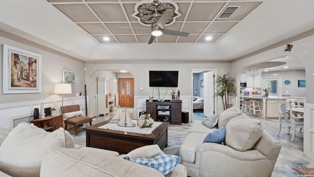 108 Woodlake Dr, Mcqueeney, TX 78123