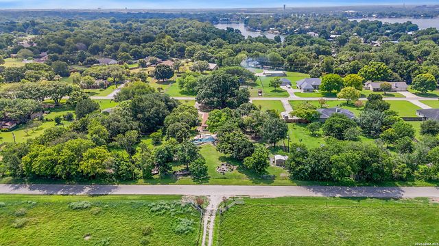 108 Woodlake Dr, Mcqueeney, TX 78123
