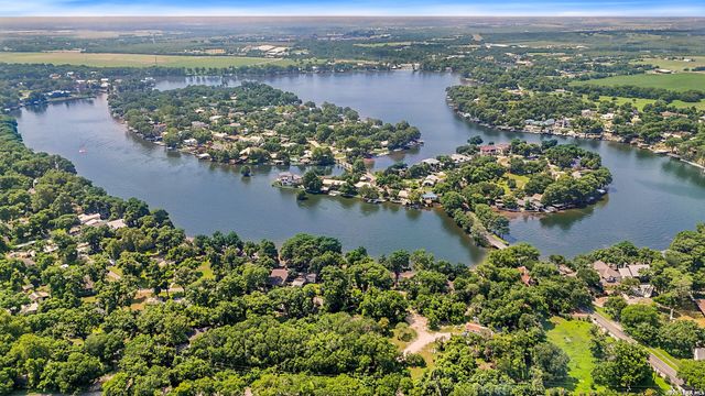 108 Woodlake Dr, Mcqueeney, TX 78123