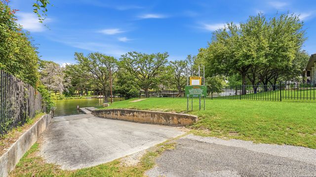 108 Woodlake Dr, Mcqueeney, TX 78123