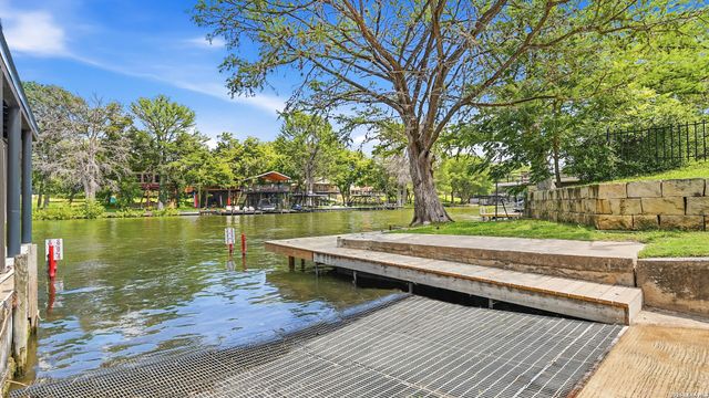 108 Woodlake Dr, Mcqueeney, TX 78123