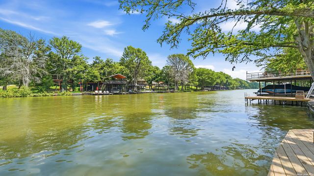 108 Woodlake Dr, Mcqueeney, TX 78123