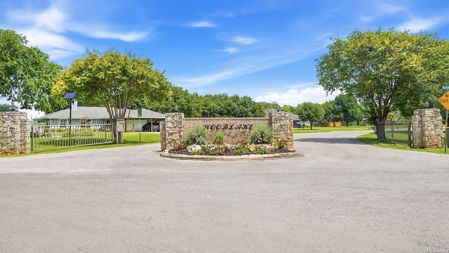108 Woodlake Dr, Mcqueeney, TX 78123