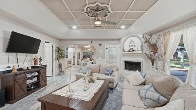 108 Woodlake Dr, Mcqueeney, TX 78123