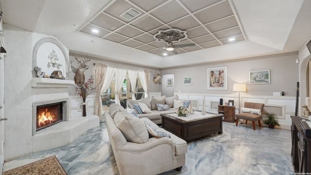 108 Woodlake Dr, Mcqueeney, TX 78123
