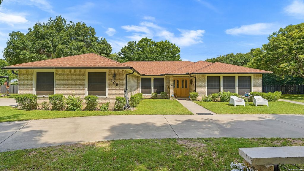 108 Woodlake Dr, Mcqueeney, TX 78123